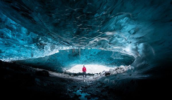 dentro da caverna de gelo Sapphire da Islândia