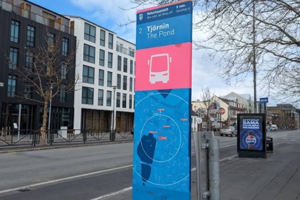 Ponto de ônibus nº 2 Tjörnin (A lagoa) em Reykjavík Placa do ponto de ônibus nº 2 Tjörnin, um dos pontos de embarque em Reykjavík.