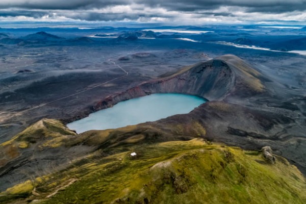 Vistas panorâmicas do lago cercado por montanhas