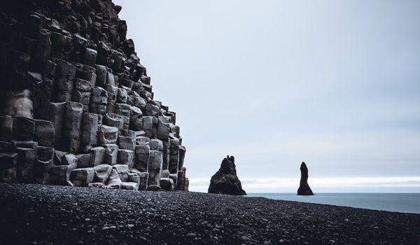 praia de reynisfjara colunas de basalto em reynisfjara
