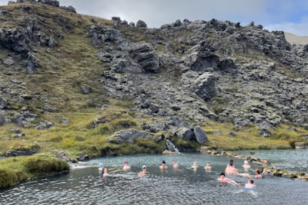 Pessoas tomando banho nas fontes termais de Landmannalaugar