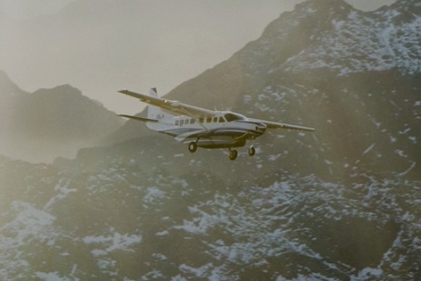 Avião leve sobrevoa Milford Sound