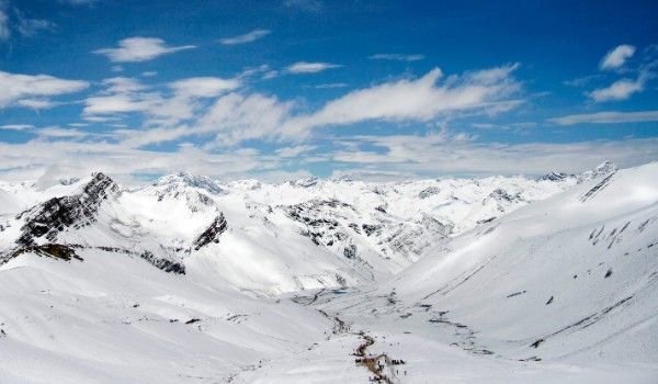 montanhas cobertas de neve no peru durante a trilha ausangate