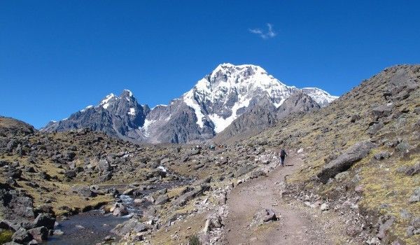 vistas das montanhas andinas do acampamento Yana