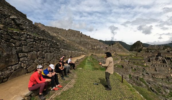 Viajantes com guia durante a visita guiada a Machu Picchu a partir da Trilha Inca Puerta del Sol