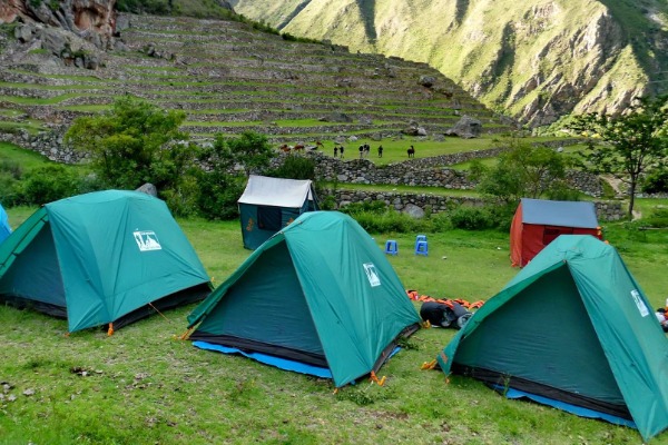vistas no caminho para o acampamento no vale de Pacaymayo, na trilha Inca