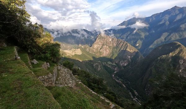 Paisagem de Machu Picchu a partir da trilha inca do portão do sol