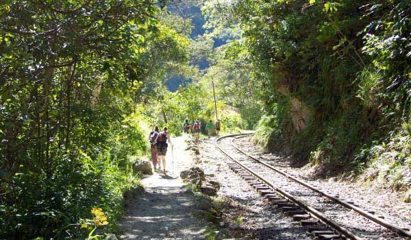 trilhos de trem ligando a hidroelétrica a aguas calientes no peru