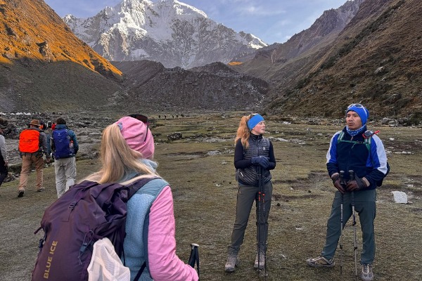 vistas da montanha Salkantay coberta de neve durante o início da trilha Salkantay.