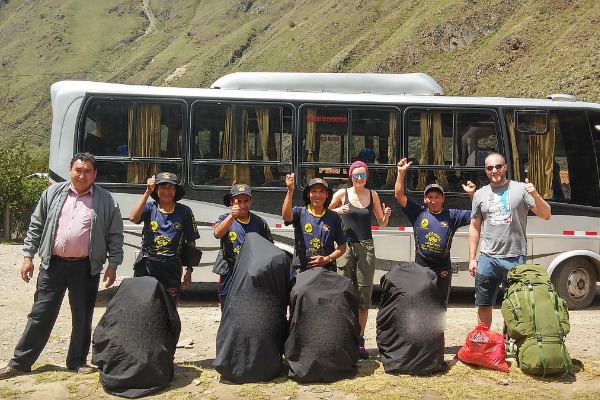 montanhas cobertas de neve nas cúpulas do céu do trekking em salkantay