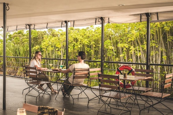 casal com almoço em um cruzeiro pelo rio