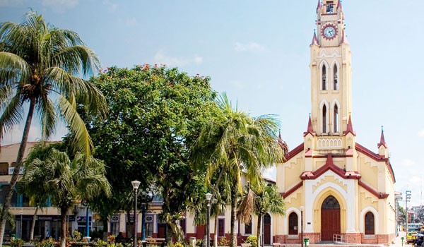 igreja na praça durante o passeio na selva em iquitos
