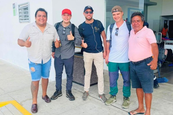 Grupo de viajantes iniciando sua excursão ao Pacaya Samiria no aeroporto de Iquitos.