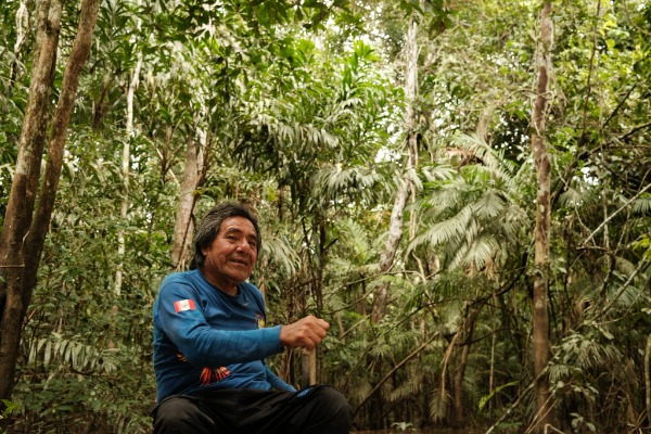 Guia naturalista explicando a biodiversidade da Amazônia durante o tour Pacaya Samiria.