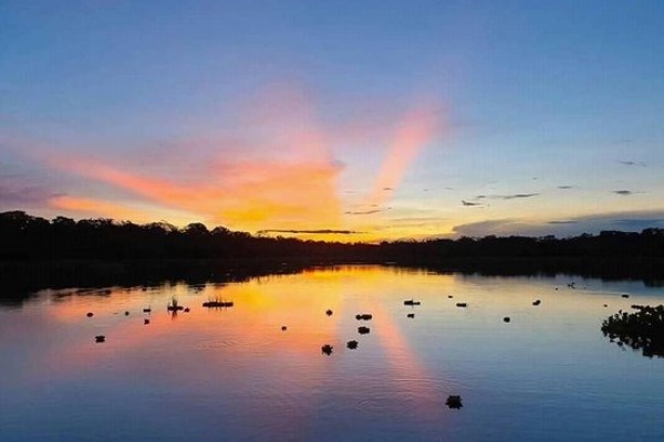 Nascer do sol com céu e cores de fundo