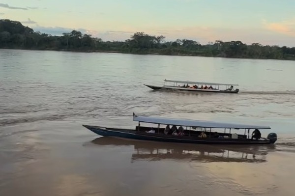 Barcos navegando pelo rio Madre de Dios durante um traslado na Amazônia peruana.