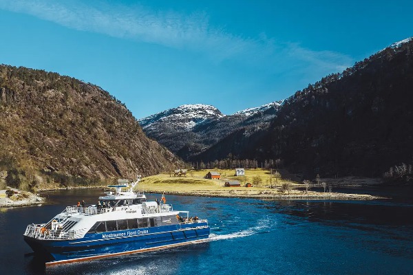 Katamaran im Osterfjord Katamaran im Osterfjord