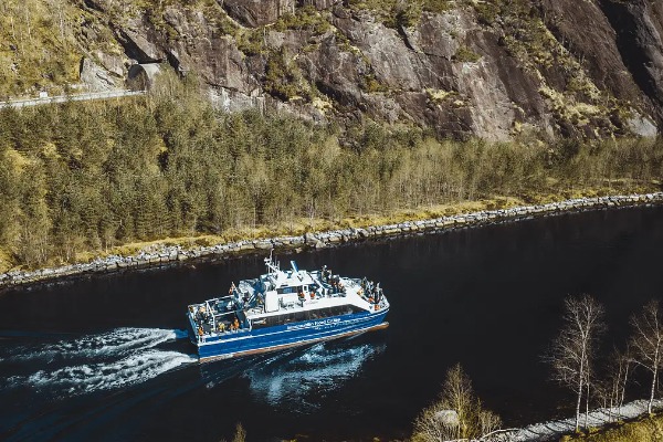 Kreuzfahrt zwischen Hügeln Kreuzfahrt zwischen grünen Hügeln