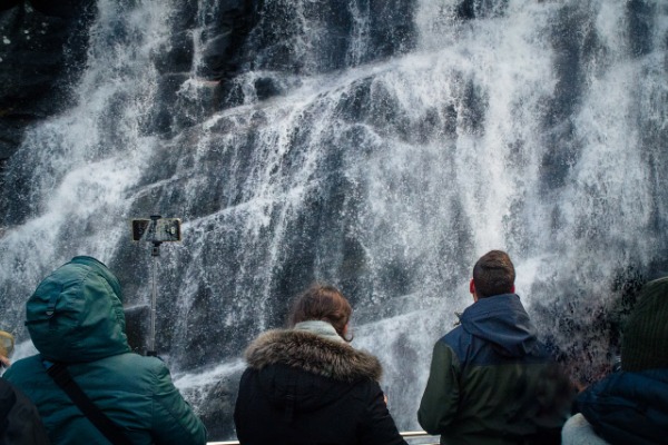 Besichtigung von Wasserfällen vom Kreuzfahrtschiff aus Gruppenbesichtigung und Fotografieren von Wasserfällen