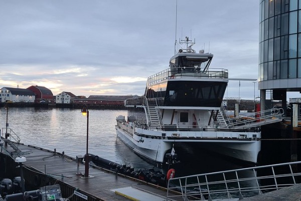 Lautloses Boot verlässt den Hauptpier von Svolvær