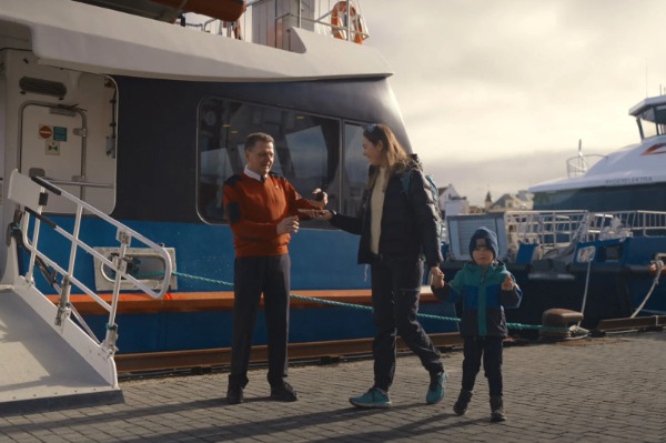 Einschiffung auf das Kreuzfahrtschiff Mutter und Sohn besteigen das Kreuzfahrtschiff im Hafen