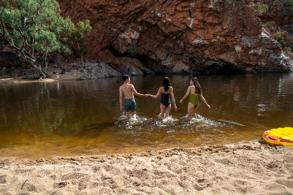 Schwimmer in der Ormistone-Schlucht 3 Schwimmer in den Gewässern der Ormistone Gorge