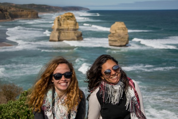die zwölf Apostelinnen Frauen lächeln vor dem Hintergrund der Zwölf Apostel in Australien