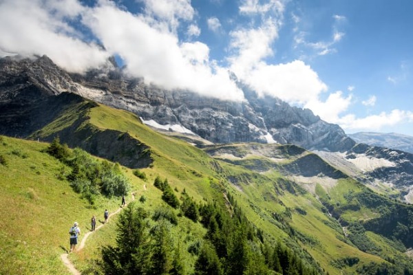 Wanderer auf der Route des Dents du Midi