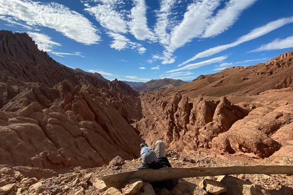 Monkey Fingers im Dades-Tal Ein Tourist besichtigt die Felsformationen „Monkey Fingers“ im Dades-Tal während seiner Reise durch Marokko