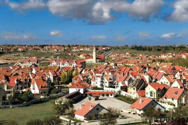 Ifrane im Mittleren Atlas Blick auf Ifrane auf der Strecke von Merzouga nach Fès durch den Mittleren Atlas