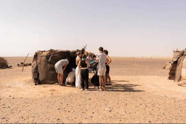 Besuch bei einer Berberfamilie in Merzouga Reisende besuchen während der Exkursion von Marrakesch nach Fès eine Berberfamilie in der Wüste von Merzouga