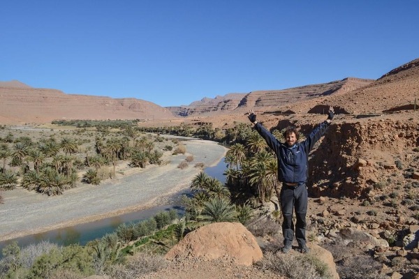 Ziz-Tal Ein Reisender betrachtet das Ziz-Tal und seine Palmenhaine auf der Strecke von Merzouga nach Fès