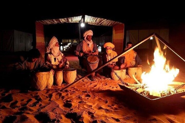 Berbermusik in der Wüste von Merzouga Berbermusik am Lagerfeuer im Wüstencamp von Merzouga