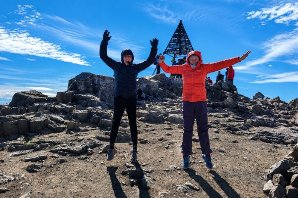Gipfel des Toubkal Wanderer feiern während einer Wanderung durch den Hohen Atlas ihre Ankunft auf dem Gipfel des Toubkal.