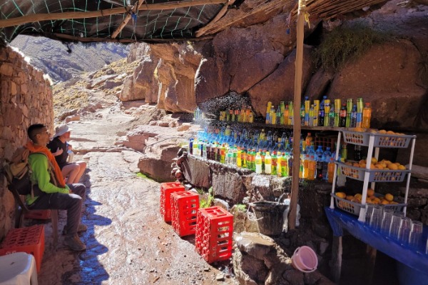 Eine Rast während der Wanderung zum Toubkal Wanderer, die sich während des Aufstiegs zum Toubkal an einer Raststätte in den Bergen ausruhen