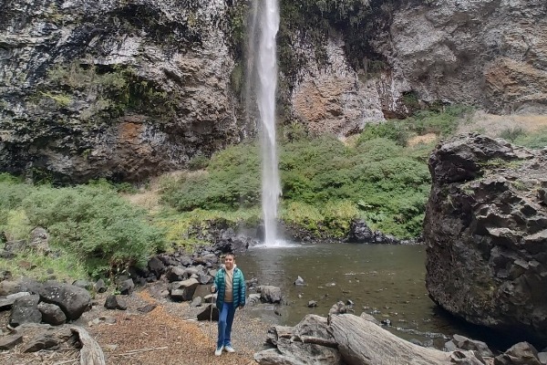 Junge im Wasserfall des Teufels Junge vor der Cascada del Diablo