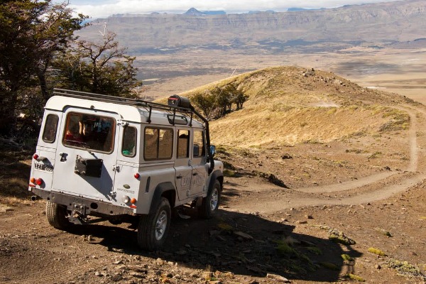 Rückseite des 4x4-Fahrzeugs auf dem Rückweg nach El Calafate