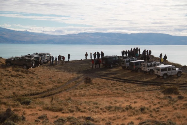 gruppe am aussichtspunkt auf dem cerro frias beim beobachten der landschaft