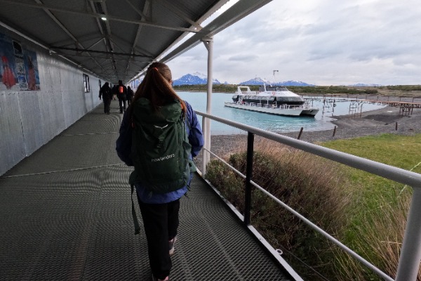 Howlanderinnen beim Einschiffen im Hafen von Punta Bandera