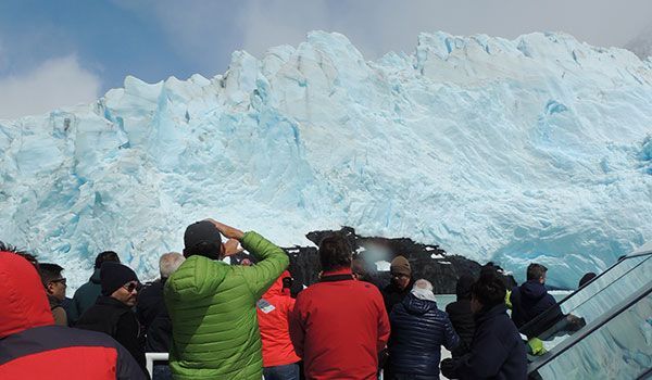 gruppe beim fotografieren des upsala gletschers