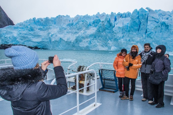 Glaciares Gourmet Perito Moreno Touristen fotografieren vom Boot aus vor dem Perito-Moreno-Gletscher