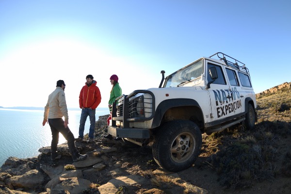 4x4 Fahrzeug einheimische Erfahrung mit drei Personen