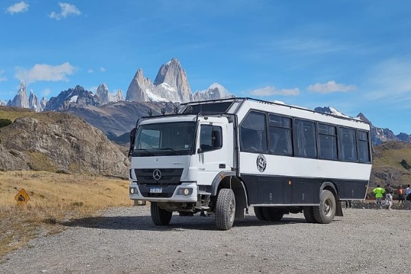 Transporter-Transfer bild eines fahrzeugs mit andengebirge im hintergrund