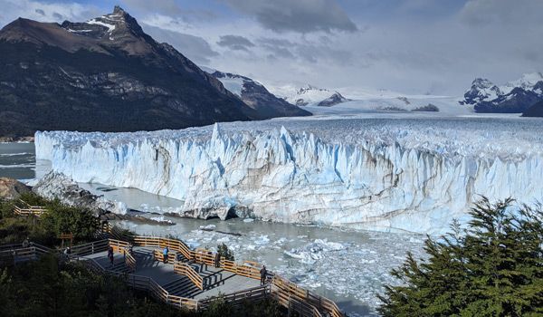 Blick auf die Stege mit Menschen am Perito Moreno