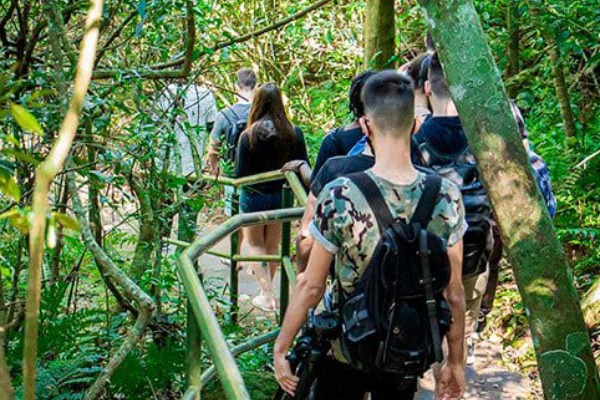 Reisende beim Dschungeltrekking