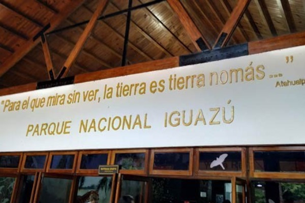 Eingangsschild des Iguazu-Nationalparks Eingangsschild mit Termin im Iguazu-Nationalpark Argentinien