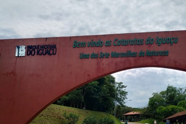 Eingangsbogen zum Iguaçu-Nationalpark in Brasilien
