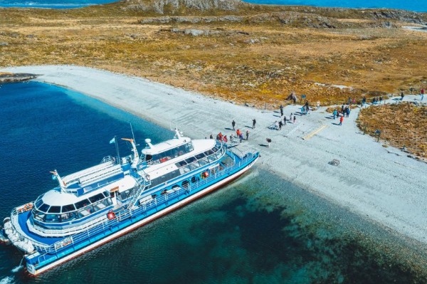 Beagle-Kanal mit Minitrekking Menschen, die im Beagle-Kanal für Minitrekking an Land gehen