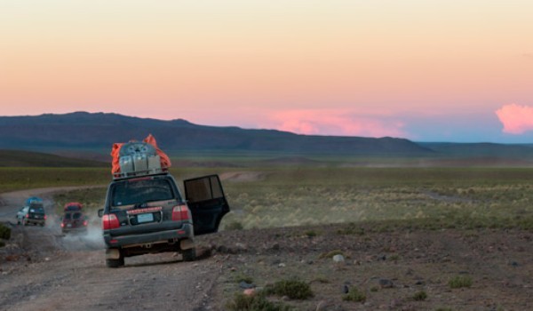Rückkehr in die Stadt Uyuni 4WD-Fahrzeuge auf einer Straße zurück nach Uyuni