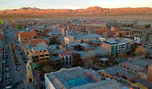 Stadt Uyuni in Bolivien Luftaufnahme der Stadt Uyuni bei Sonnenuntergang